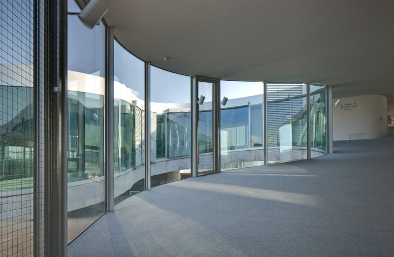 Ecole Polytechnique Federale: Rolex Learning Center (SANAA 2010)